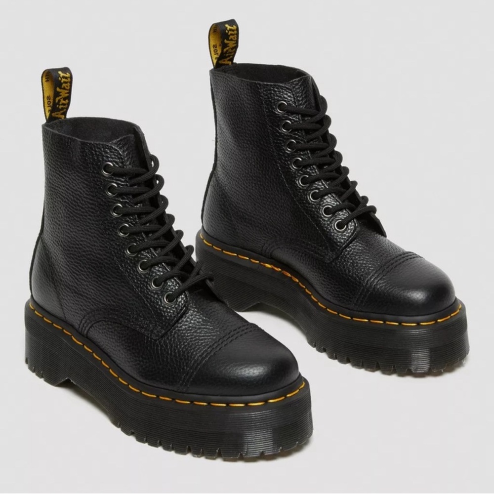 Dr. Martens Sinclair. Pebbled leather. Size 7.